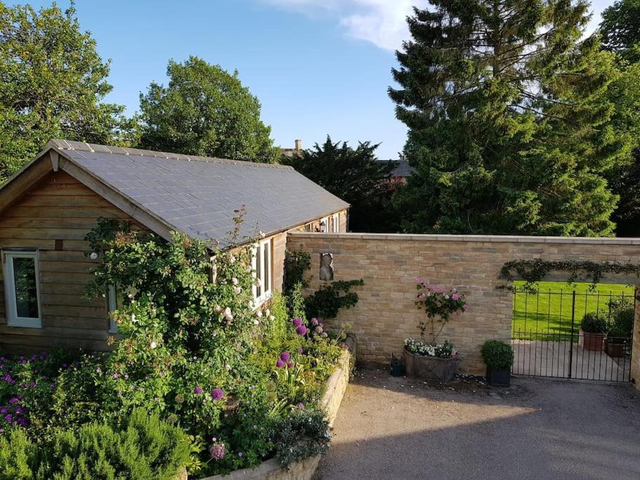 Charming Cottage Surrounded By Idyllic Garden In Peaceful Location In Central Charlbury Exterior foto